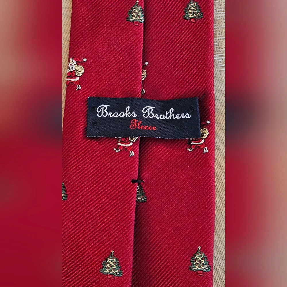 Brooks Brothers silk boys tie (46in), novelty Santa holiday print